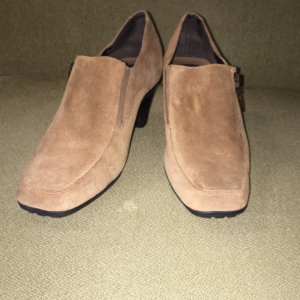 Aerosole Tan Suede Pull On Clogs- Size US 7
